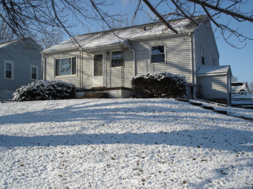 Sold 851 S Lake Shore Drive, Decatur, IL 62521 2 Beds / 1 Full Bath 25,000