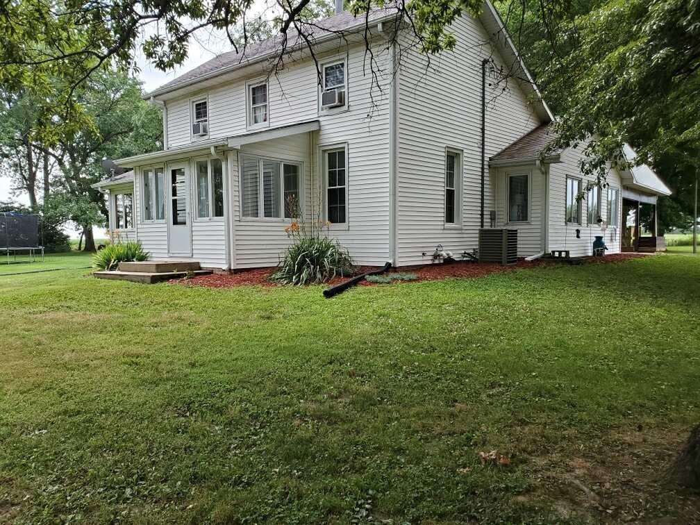 1657 N 2000 East Road, Stonington, IL 62567