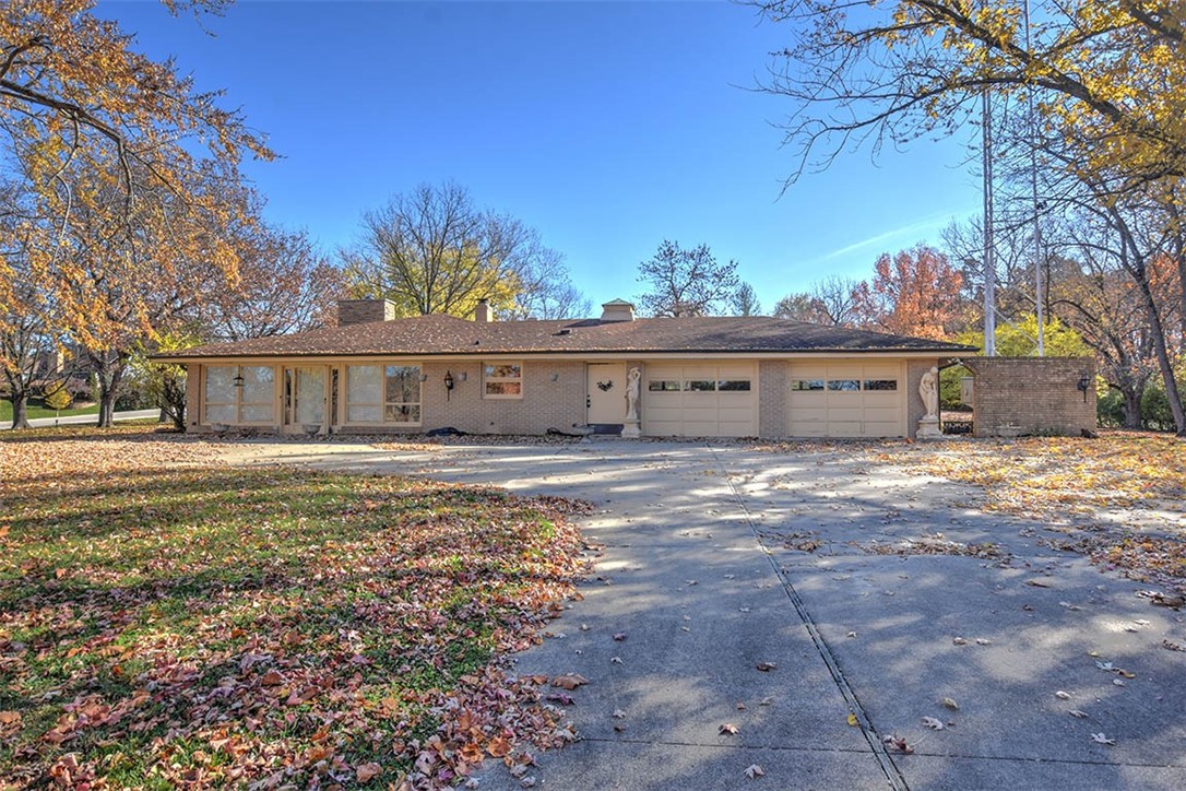 For Sale 65 S Shores Drive, Decatur, IL 62521 2 Beds / 2 Full Baths / 1 Half Bath 425,000