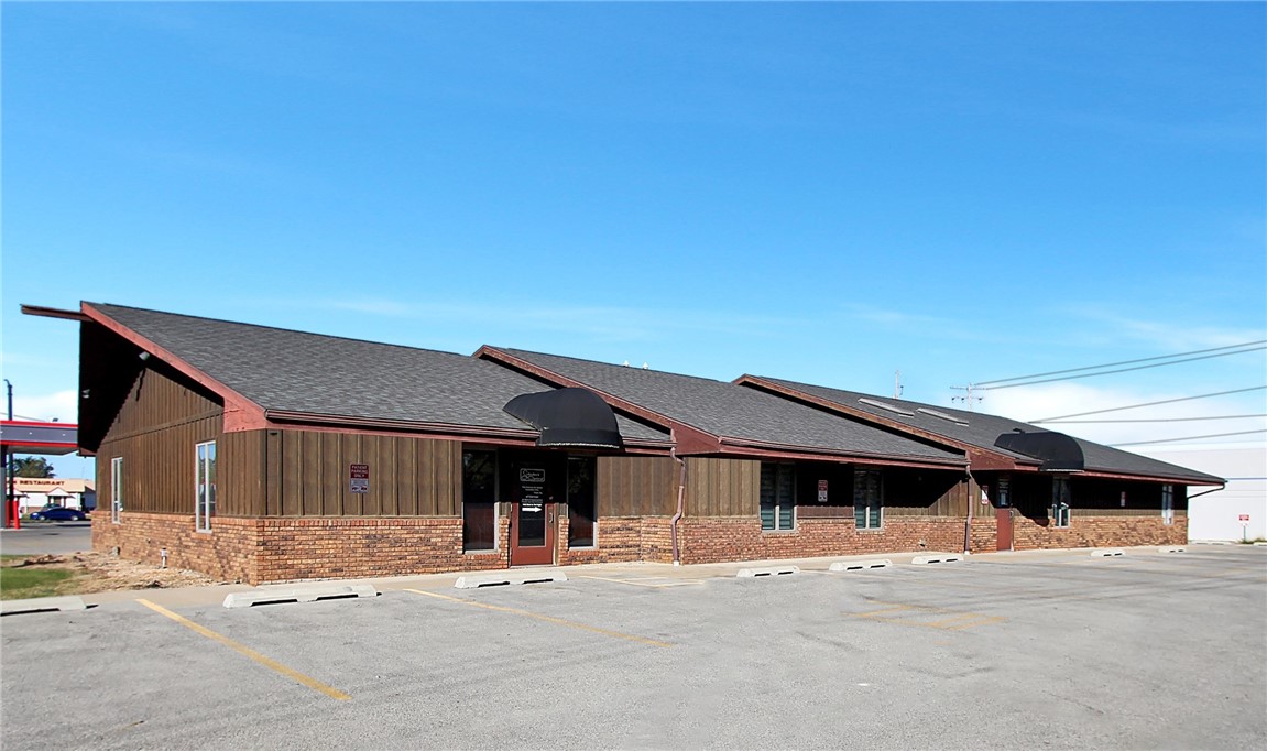 1605 Reynolds Drive, Charleston, IL 61920