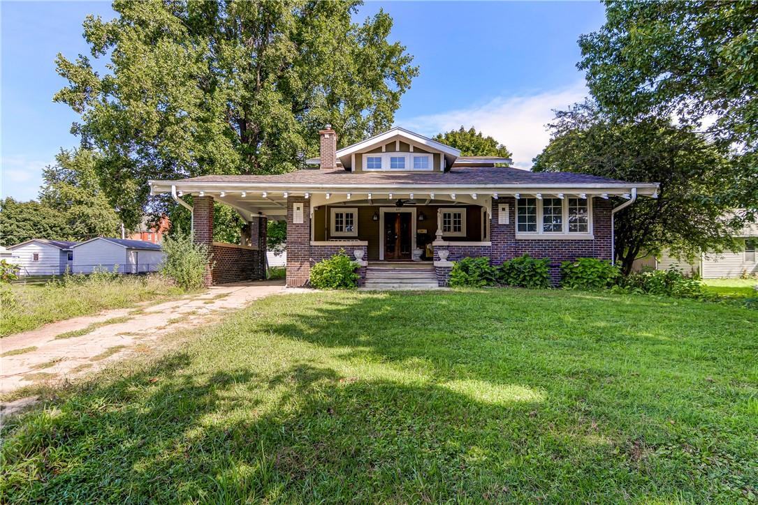 Sold 327 E Elm Street, Moweaqua, IL 62550 3 Beds / 2 Full Baths 70,000